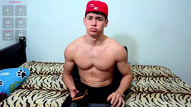 Snapshot of Luke_Muscle chatting on June 23, 1:14 am Luke Muscle online show from June 23, 1:14 am