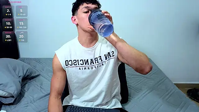 Snapshot of Luke_Muscle chatting on July 4, 11:00 pm Luke Muscle online show from July 4, 11:00 pm