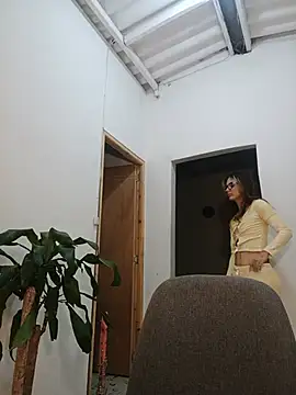 karenarango online show from June 11, 9:40 am