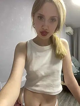 Snapshot of MiraNight chatting on June 3, 2:33 pm MiraNight online show from June 3, 2:33 pm