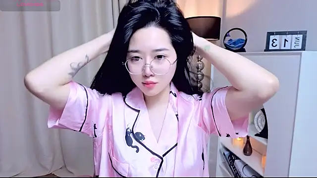 Snapshot of miuu6868 chatting on June 14, 2:24 am miuu6868 online show from June 14, 2:24 am