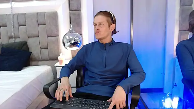 AnthonyStone  online show from June 5, 7:41 pm