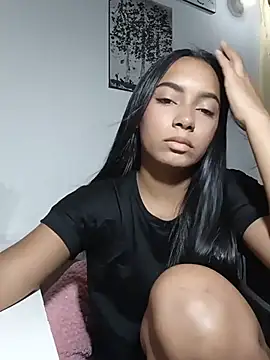 Snapshot of xcleila chatting on June 18, 2:01 am xcleila online show from June 18, 2:01 am
