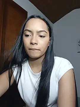 Snapshot of xcleila chatting on July 23, 2:20 am xcleila online show from July 23, 2:20 am