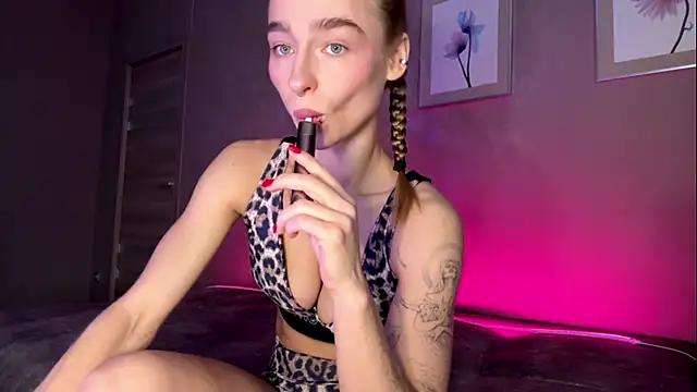 Snapshot of amilia-sexygirl chatting on July 19, 1:09 am amilia-sexygirl online show from July 19, 1:09 am