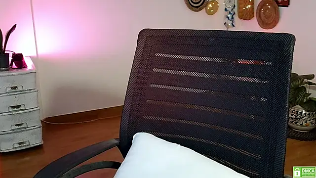 Yalinahotty online show from June 6, 2:38 am