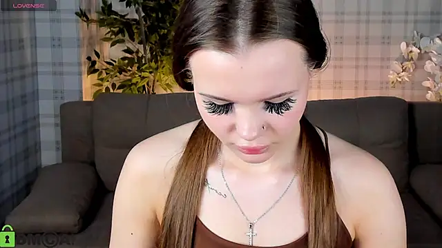 Snapshot of Ella_Butler chatting on June 2, 9:33 am Ella Butler online show from June 2, 9:33 am