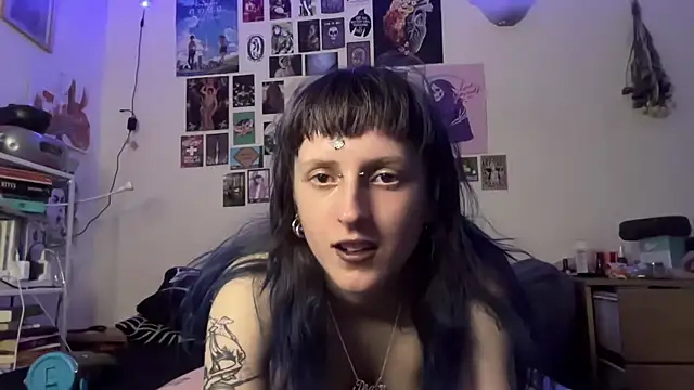Snapshot of batzy666 chatting on June 6, 2:55 pm batzy666 online show from June 6, 2:55 pm