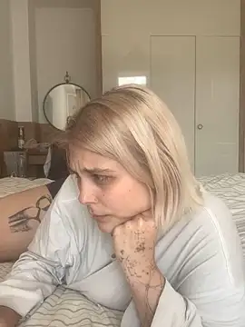 Snapshot of Ella_Bloom chatting on June 17, 11:01 am Ella Bloom online show from June 17, 11:01 am