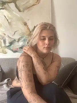 Snapshot of Ella_Bloom chatting on June 21, 9:01 am Ella Bloom online show from June 21, 9:01 am