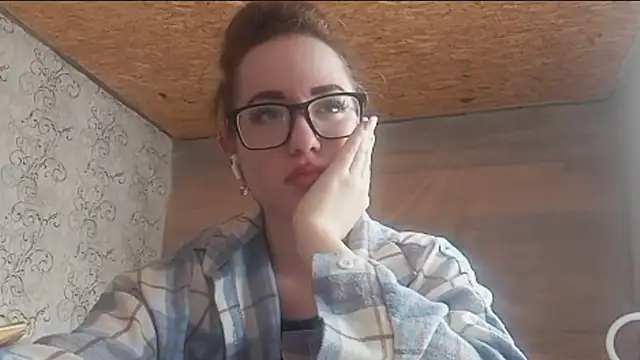 OliviaMoment online show from June 6, 9:58 am