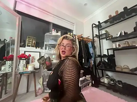 luckygigi online show from June 6, 7:35 am