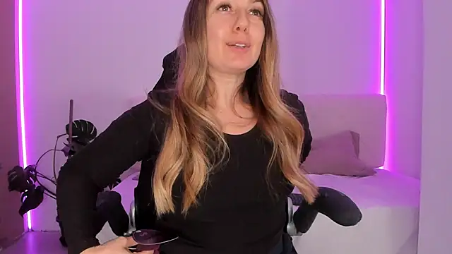 LindaWhite  online show from November 20, 5:23 pm