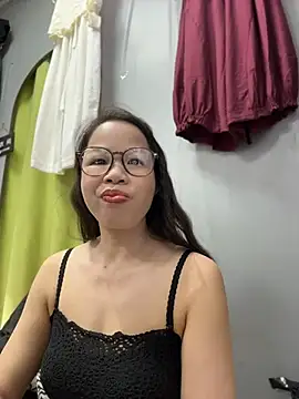 Snapshot of honghong_mother chatting on June 28, 1:44 am honghong mother online show from June 28, 1:44 am