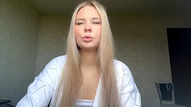Snapshot of Cary_blonde chatting on June 9, 5:19 am Cary blonde online show from June 9, 5:19 am