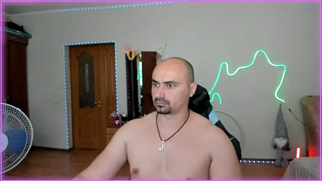 Snapshot of -SexyDaddy- chatting on June 13, 9:18 am -SexyDaddy- online show from June 13, 9:18 am