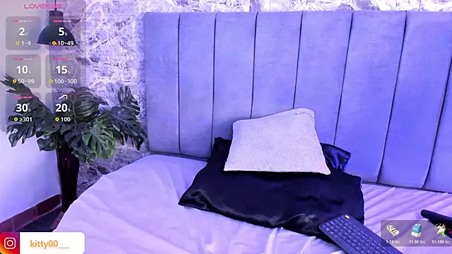 Moon  kittyy online show from June 5, 3:24 am