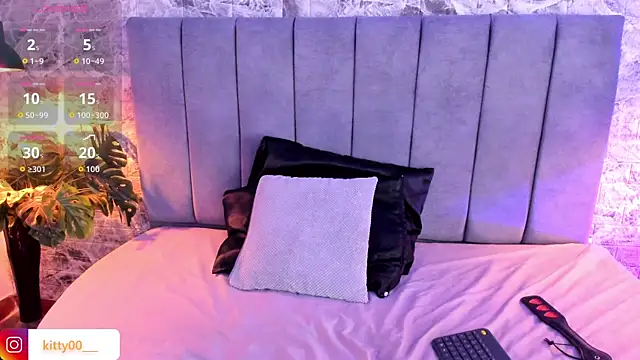 Moon  kittyy online show from June 6, 3:44 am