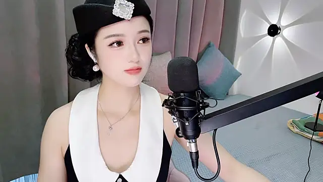 Snapshot of Momo-Wow chatting on June 18, 6:13 am Momo-Wow online show from June 18, 6:13 am