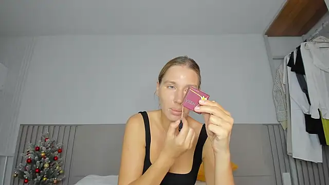 Snapshot of SofiClimbing chatting on December 16, 3:55 am SofiClimbing online show from December 16, 3:55 am