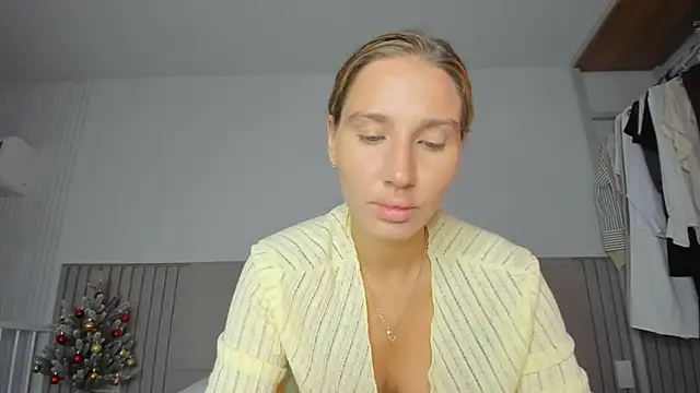 Snapshot of SofiClimbing chatting on December 17, 3:01 am SofiClimbing online show from December 17, 3:01 am