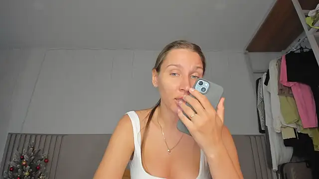 Snapshot of SofiClimbing chatting on January 12, 3:01 am SofiClimbing online show from January 12, 3:01 am