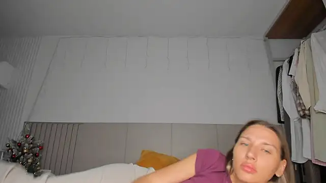 Snapshot of SofiClimbing chatting on February 15, 1:24 am SofiClimbing online show from February 15, 1:24 am