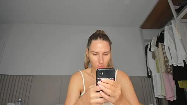 Snapshot of SofiClimbing chatting on March 8, 2:59 am SofiClimbing online show from March 8, 2:59 am