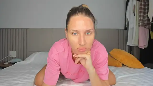 Snapshot of SofiClimbing chatting on March 12, 3:45 am SofiClimbing online show from March 12, 3:45 am