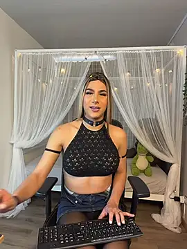 Snapshot of Martinaa_Rose chatting on June 25, 12:53 pm Martinaa Rose online show from June 25, 12:53 pm