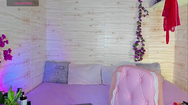 Brittanny777  online show from July 12, 4:53 pm