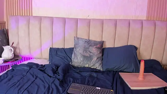 julimonroe  online show from June 5, 6:52 am