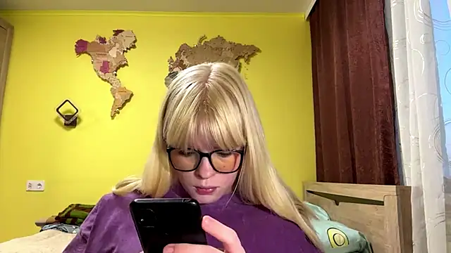 LeslyKelly online show from June 10, 5:45 pm