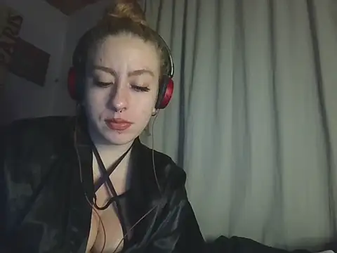 Snapshot of DollPhanie chatting on June 7, 2:27 am DollPhanie online show from June 7, 2:27 am