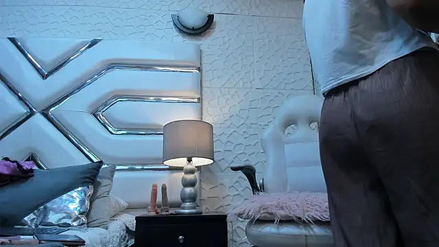 Chloe Belll online show from June 11, 2:26 pm