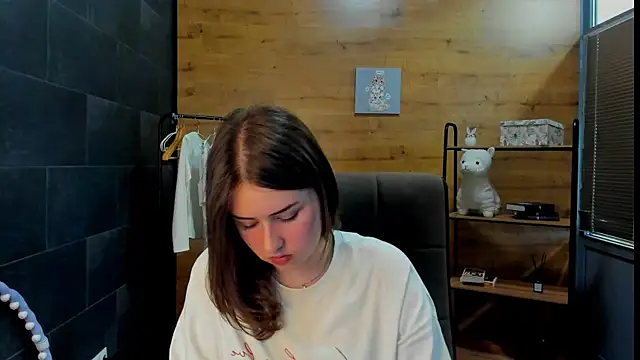 PaulineeJones online show from June 9, 9:10 am