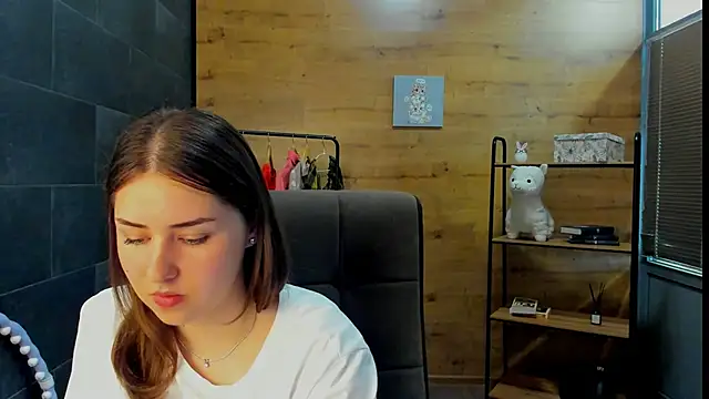 PaulineeJones online show from June 10, 1:10 pm