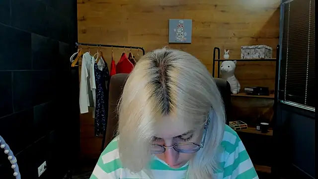 Snapshot of DaisyHopkins chatting on June 21, 8:50 am DaisyHopkins online show from June 21, 8:50 am