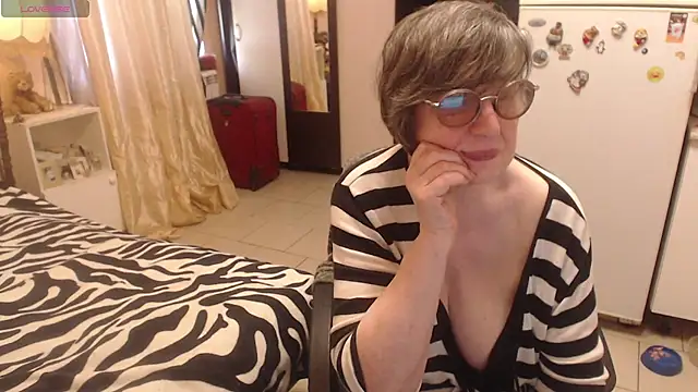 Snapshot of Sharon_Amore chatting on June 14, 12:40 pm Sharon Amore online show from June 14, 12:40 pm