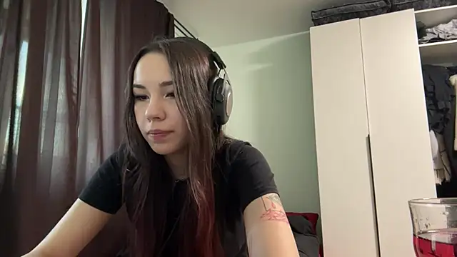 Snapshot of HotGirlMilla chatting on June 21, 6:43 pm HotGirlMilla online show from June 21, 6:43 pm