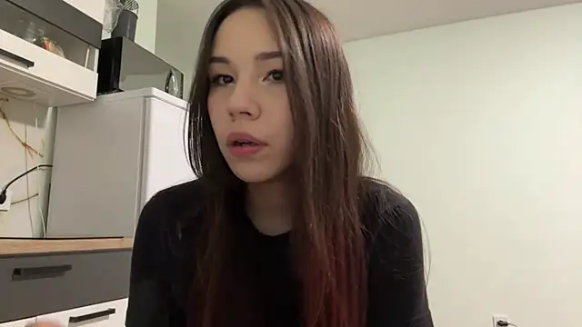 Snapshot of HotGirlMilla chatting on June 25, 6:23 pm HotGirlMilla online show from June 25, 6:23 pm