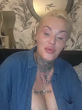 Snapshot of InkedMissLaBaehm chatting on June 15, 10:56 pm InkedMissLaBaehm online show from June 15, 10:56 pm