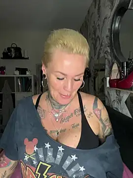 Snapshot of InkedMissLaBaehm chatting on August 2, 11:14 pm InkedMissLaBaehm online show from August 2, 11:14 pm