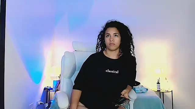 Snapshot of Isabella_Sophia19 chatting on June 19, 10:46 pm Isabella Sophia19 online show from June 19, 10:46 pm