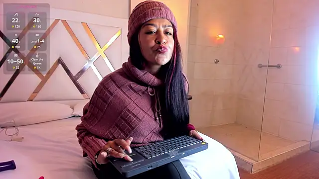 Snapshot of Sky_Collins_ chatting on June 16, 3:47 pm Sky Collins online show from June 16, 3:47 pm