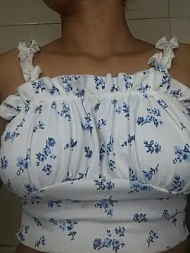 Snapshot of simmi_dolls chatting on August 6, 10:44 pm simmi dolls online show from August 6, 10:44 pm