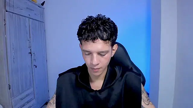 tylerrnova online show from June 20, 3:20 am