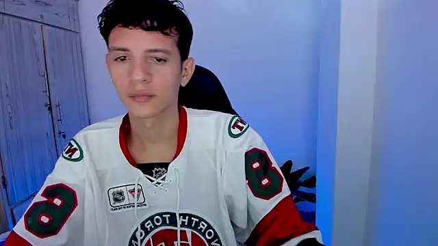 tylerrnova online show from July 18, 3:22 am