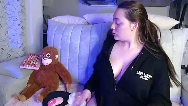 Snapshot of Madiison_Keller chatting on August 3, 2:32 am Madiison Keller online show from August 3, 2:32 am