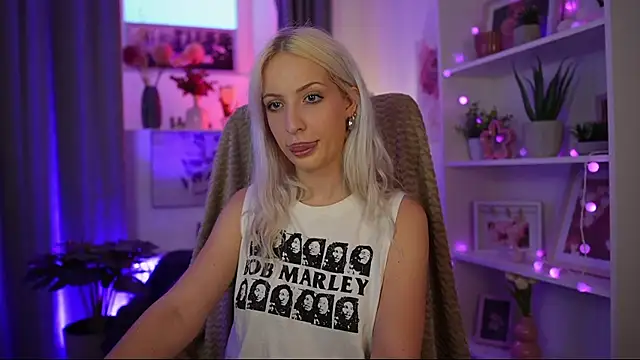 Snapshot of Lucy_Cutie_ chatting on July 22, 6:11 pm Lucy Cutie online show from July 22, 6:11 pm